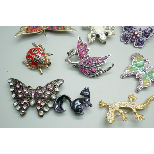 7231 - A collection of 28 costume animal brooches