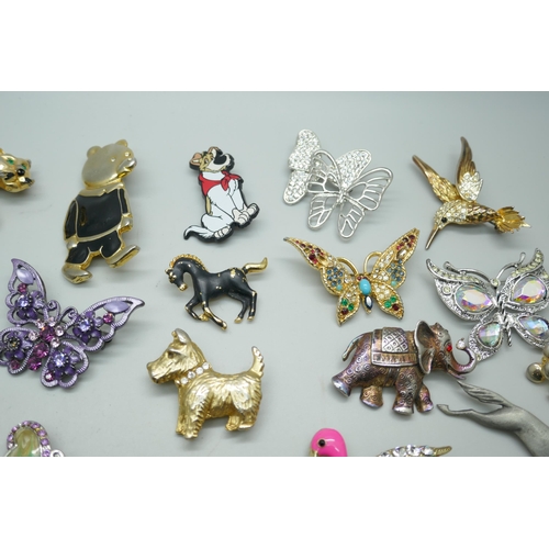 7231 - A collection of 28 costume animal brooches