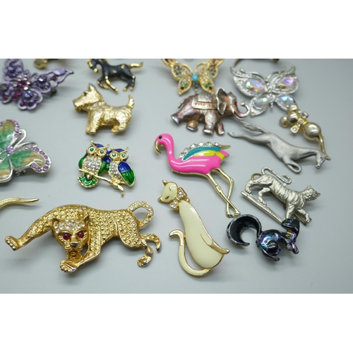 7231 - A collection of 28 costume animal brooches