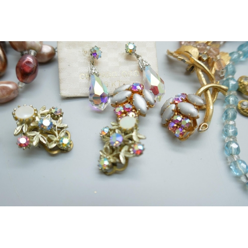 7232 - A collection of vintage costume jewellery