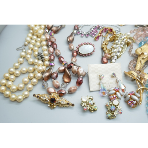 7232 - A collection of vintage costume jewellery