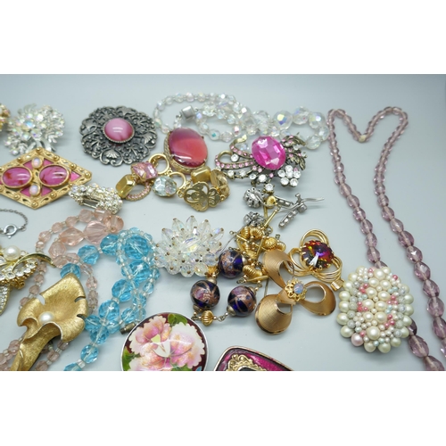 7232 - A collection of vintage costume jewellery