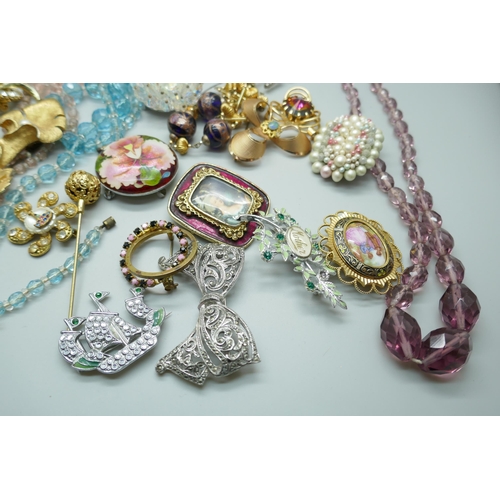 7232 - A collection of vintage costume jewellery