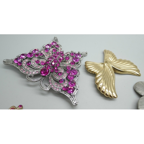 7233 - A collection of butterfly brooches