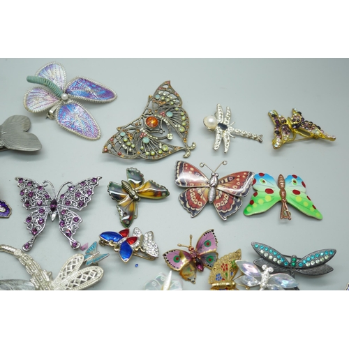 7233 - A collection of butterfly brooches