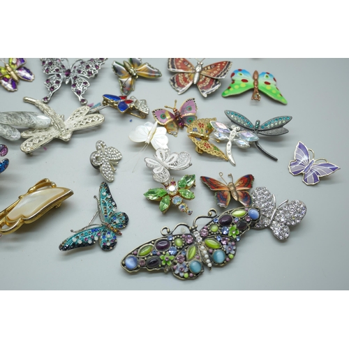 7233 - A collection of butterfly brooches