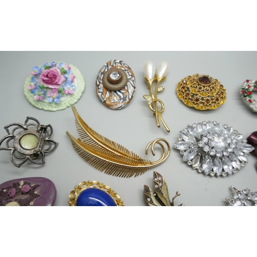 7235 - 30 costume brooches