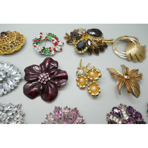 7235 - 30 costume brooches