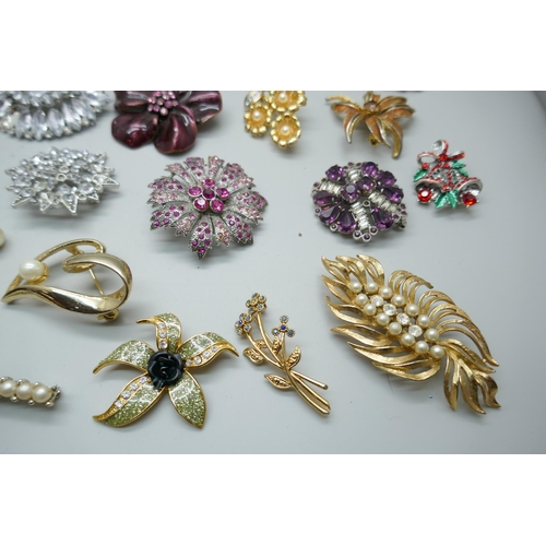 7235 - 30 costume brooches