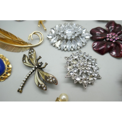 7235 - 30 costume brooches