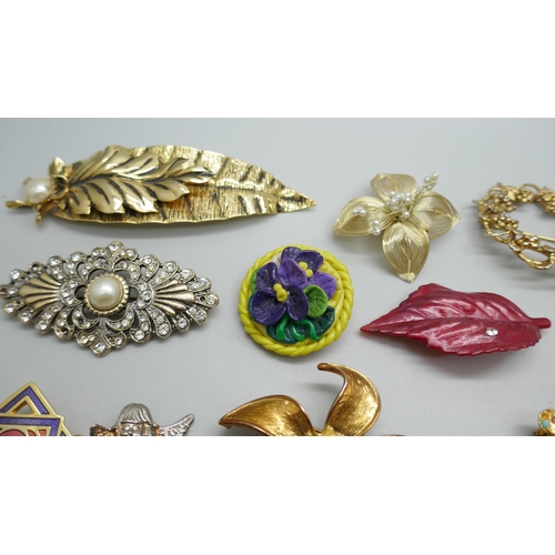 7236 - 30 costume brooches