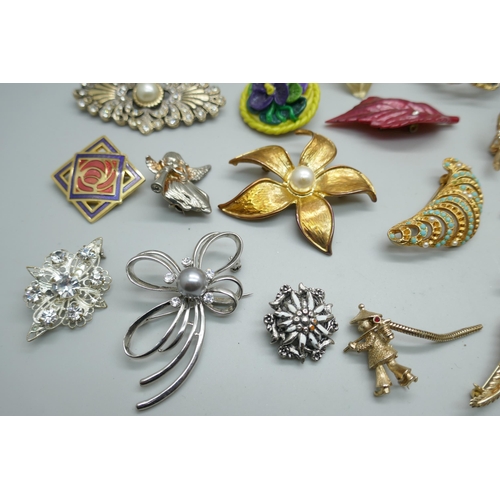 7236 - 30 costume brooches