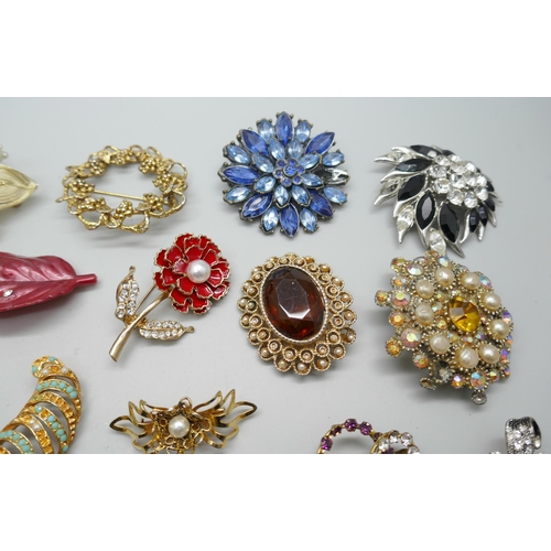 7236 - 30 costume brooches