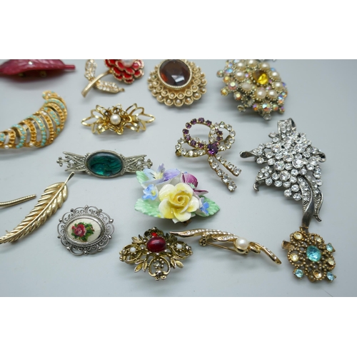 7236 - 30 costume brooches