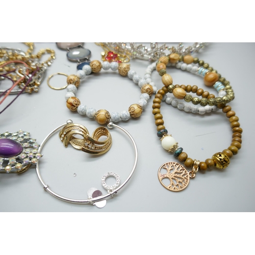 7239 - A collection of costume jewellery