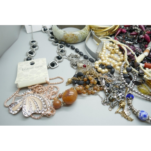 7240 - A collection of costume jewellery