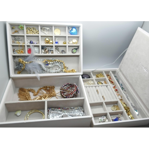 7240A - A jewellery box and costume jewellery