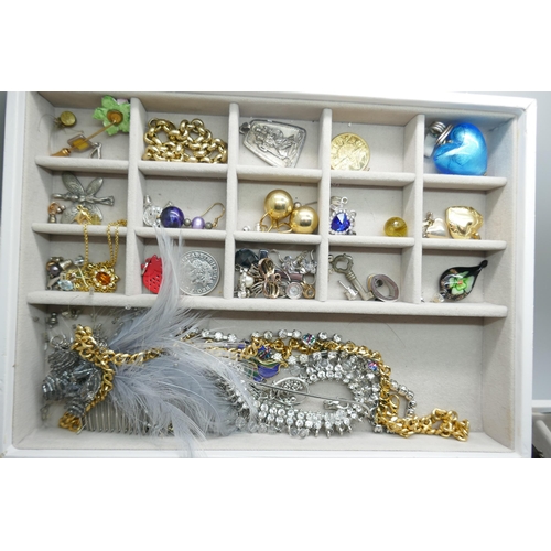 7240A - A jewellery box and costume jewellery