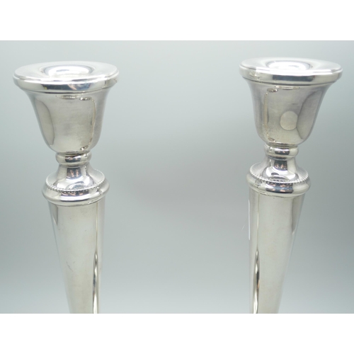 7328 - A pair of silver candlesticks, 20cm