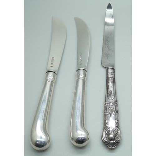 7331 - A pair of Victorian butter knives, London 1887,  pistol grip handles and with crest and a Queen's pa... 