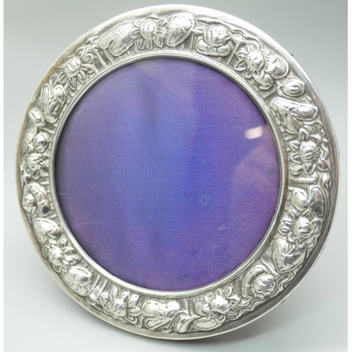 7332 - An embossed silver photograph frame, Birmingham 1974, 12cm