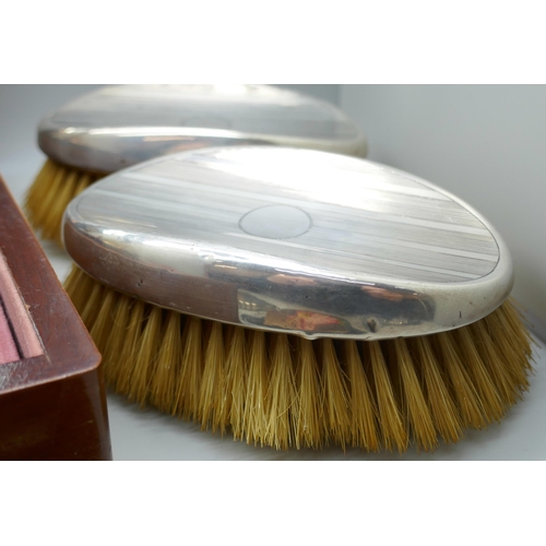 7334 - Two silver brushes, a plated card case, two compacts and costume jewellery in a jewellery box