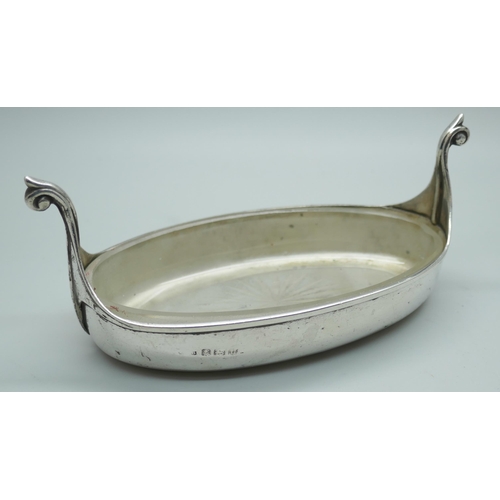 7335 - A silver dish with glass liner in the form of a Viking long boat, Birmingham 1919, 52g, 12.5cm, dish... 