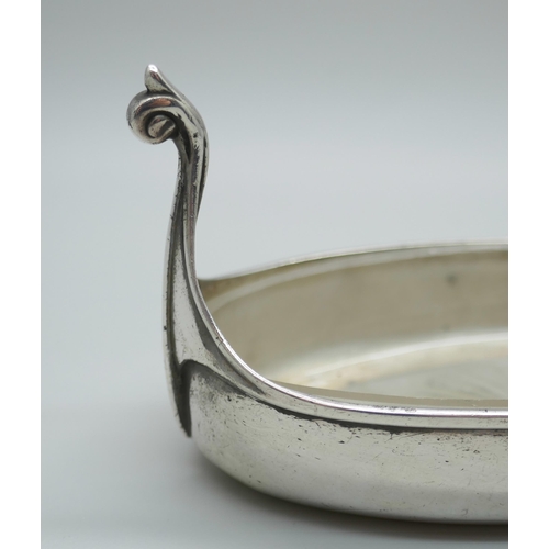 7335 - A silver dish with glass liner in the form of a Viking long boat, Birmingham 1919, 52g, 12.5cm, dish... 