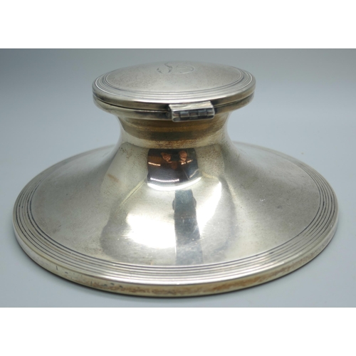 7336 - A silver Capstan inkwell, Sheffield 1920, diameter of base 14.5cm