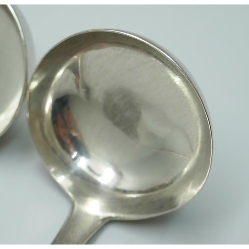 7343 - A pair of Victorian silver ladles, Edinburgh 1842, 55g, 15cm