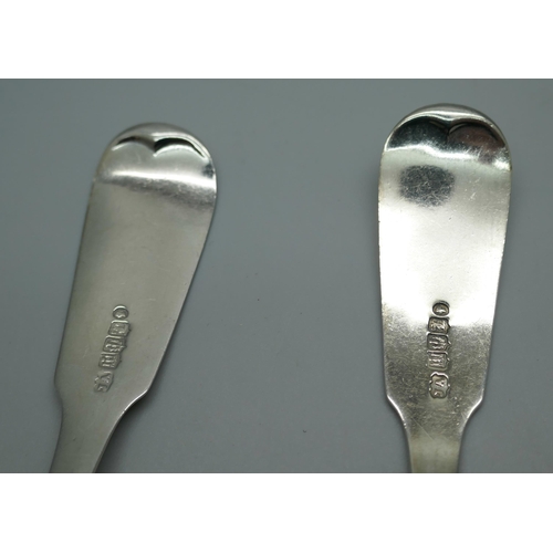 7343 - A pair of Victorian silver ladles, Edinburgh 1842, 55g, 15cm