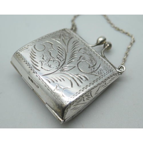 7346 - An engraved novelty silver pill box in the form of a handbag