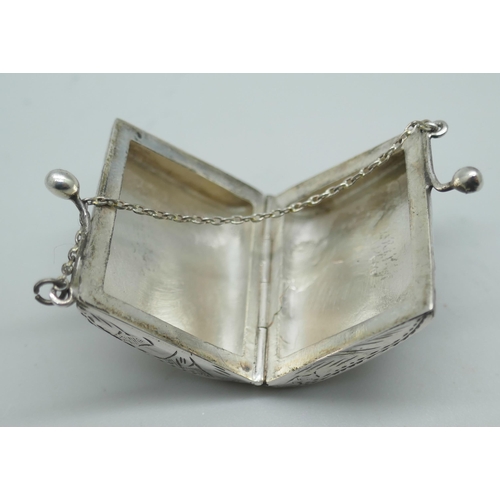 7346 - An engraved novelty silver pill box in the form of a handbag