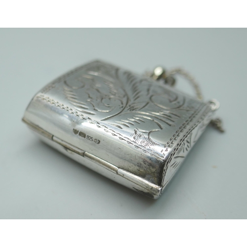 7346 - An engraved novelty silver pill box in the form of a handbag