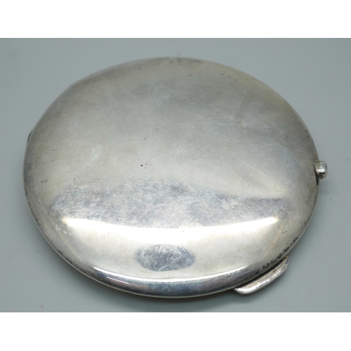 7347 - A silver compact with crown/sailing ship detail to lid, Birmingham 1934