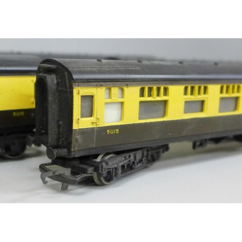 2044 - A set of five Hornby OO gauge Great Western carriages