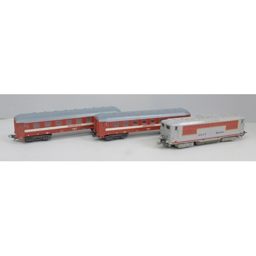 2048 - A Lima OO gauge SNCF BB17001 and two matching coaches