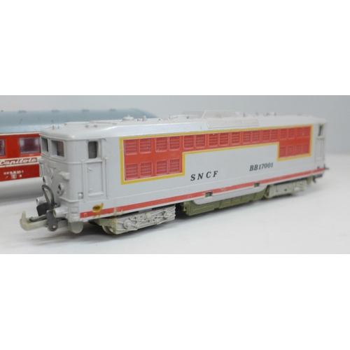 2048 - A Lima OO gauge SNCF BB17001 and two matching coaches