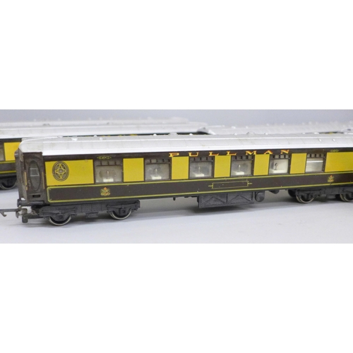 2049 - A set of six Hornby OO gauge Pullman carriages