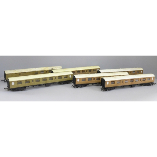 2050 - A set of six Hornby OO gauge LNER carriages