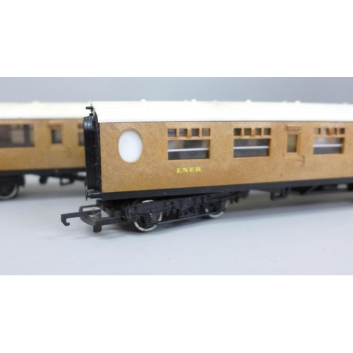 2050 - A set of six Hornby OO gauge LNER carriages