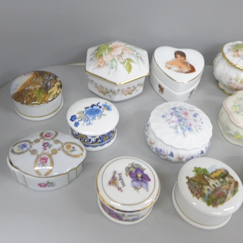 2067 - A collection of porcelain pill boxes