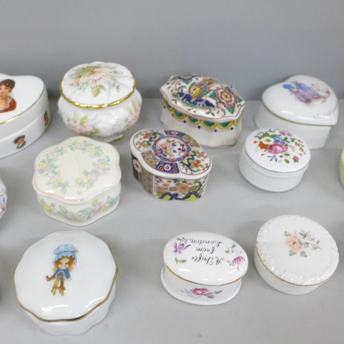 2067 - A collection of porcelain pill boxes