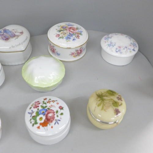 2067 - A collection of porcelain pill boxes