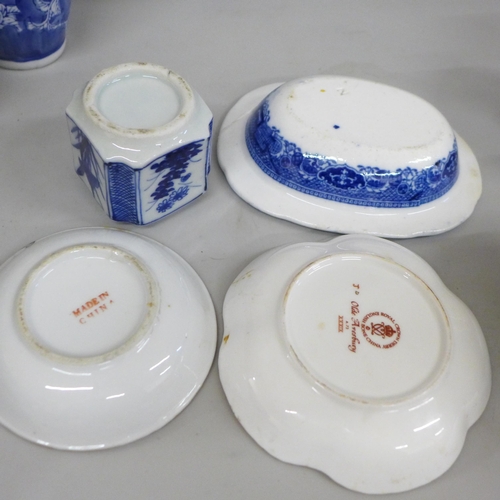 2068 - Oriental porcelain and cloisonne including small plates, trinket boxes and dishes