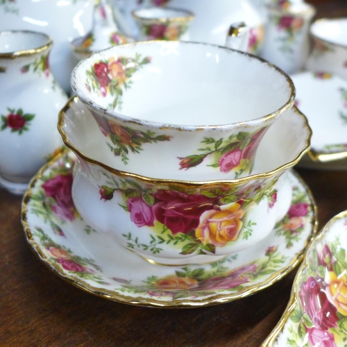 2075 - A collection of Royal Albert Old Country Roses china