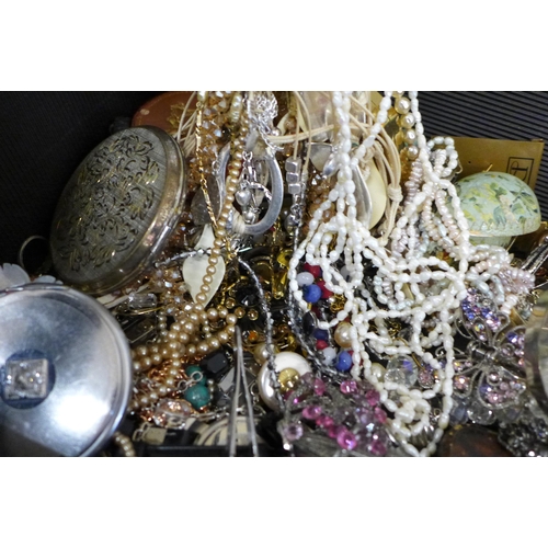 2076 - A collection of vintage and later jewellery including strings of faux pearls