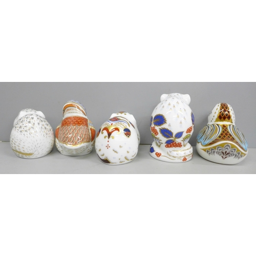 2081 - A collection of Royal Crown Derby paperweights, The Members Guild paperweights comprises of a duck, ... 