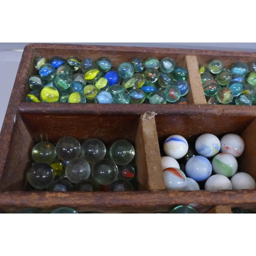 2108 - A large collection of old glass marbles (511 approximately)