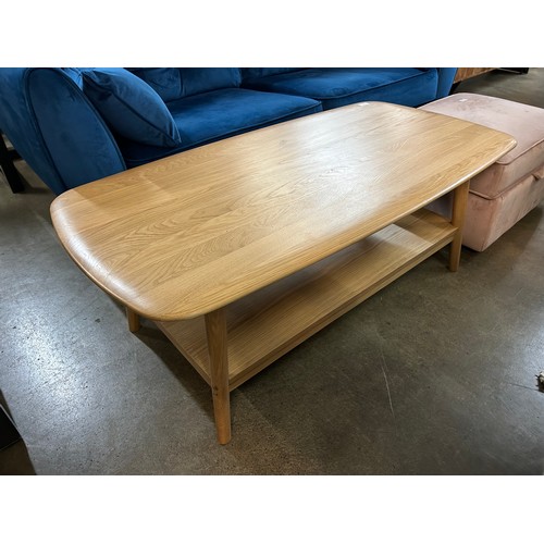 3022 - An oak coffee table